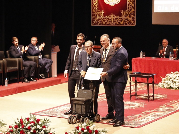 La familia Barneto recibe la Medalla de La Palma a la Promoción Empresarial 2024 de manos del alcalde Manuel García Félix
