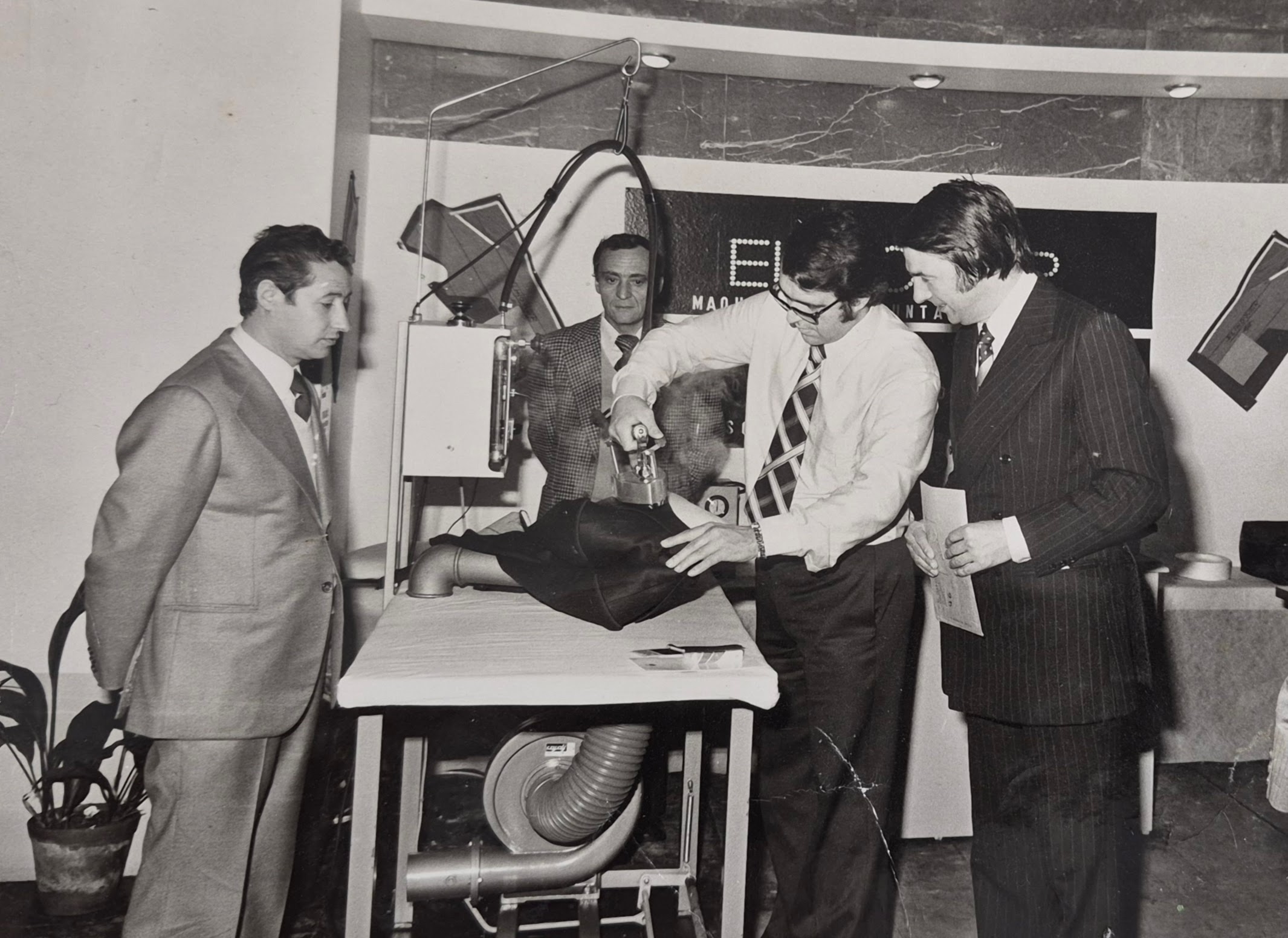 Manuel Barneto planchando americanas en el Certamen de Sastrería y Moda Masculina de Barcelona, 1975