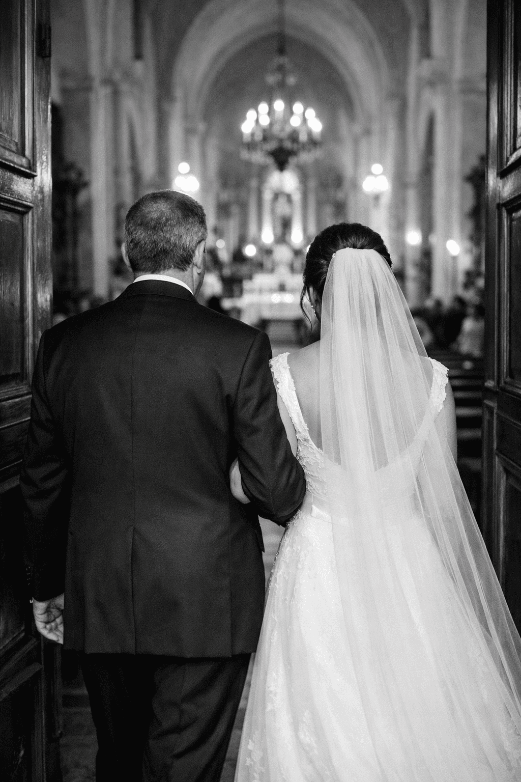 Padrino entrando a la iglesia con la novia del brazo — Barneto Modas