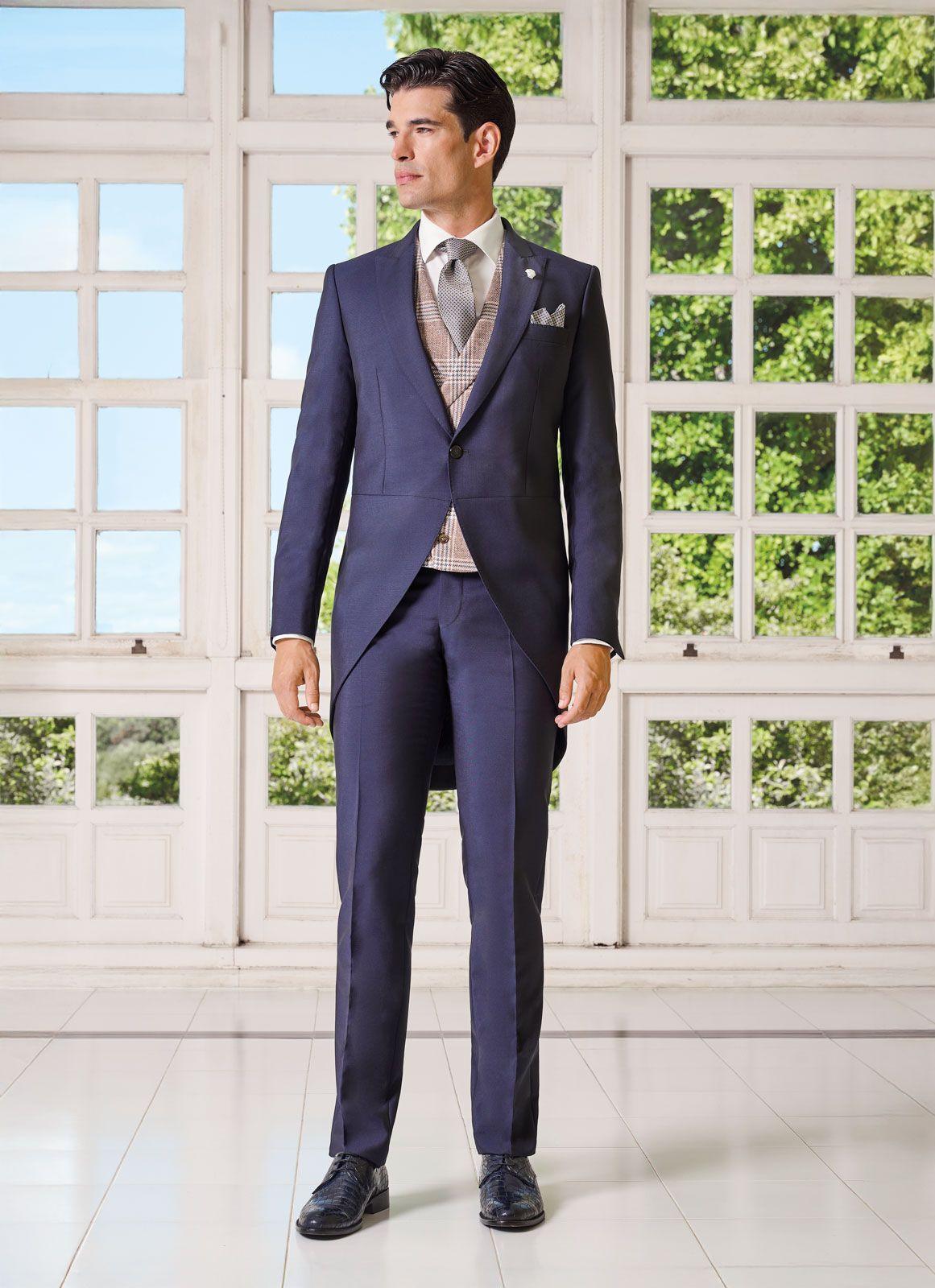 Novio con chaqué azul marino y chaleco de cuadros, colección de ceremonia Barneto Modas.
